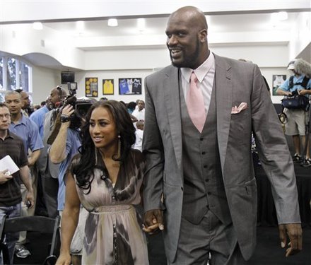 脸都不要了!欧联冠军踢出耻辱一战，主场2红5黄输球又输人（欧联冠军耻辱之夜：主场2红5黄，输球又丢人）