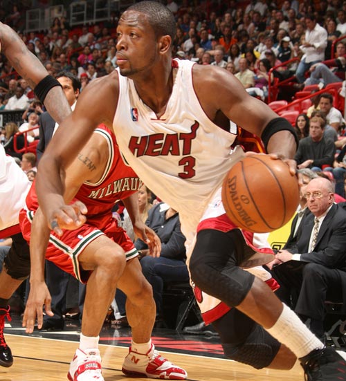 东体预测申花首发：阿苏埃和米内罗搭档锋线，鲍亚雄继续出战（东体预计申花阵容：阿苏埃携米内罗组成锋线双箭头，鲍亚雄继续登场）