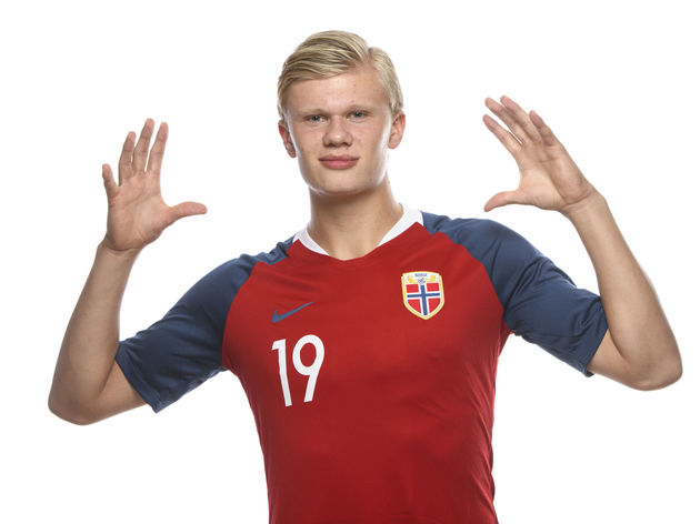 维尼修斯等人在替补席偷笑被龙赛罗怒批：到底在笑什么？（维尼修斯等人替补席窃笑惹怒龙赛罗：你们到底在笑啥？）