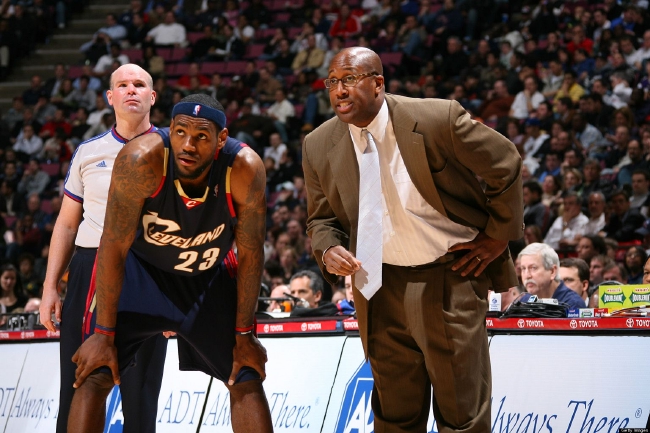 有惊无险，小麦和孔蒂所乘飞机警告灯误报导致飞机迫降（虚惊一场：小麦与孔蒂所乘航班因警示灯误报紧急降落）