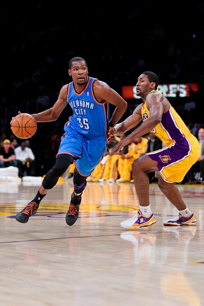 砍瓜切菜！库里内外开花包办球队7分 帮助勇士夺回场上主动（库里里外齐开火连取7分，助勇士重夺场上主动权）