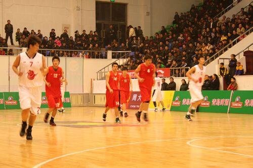 见缝插针！哈特反击送击地妙传 布里奇斯接球轻松上篮打中（穿针引线！哈特反击击地妙传助布里奇斯轻松上篮命中）