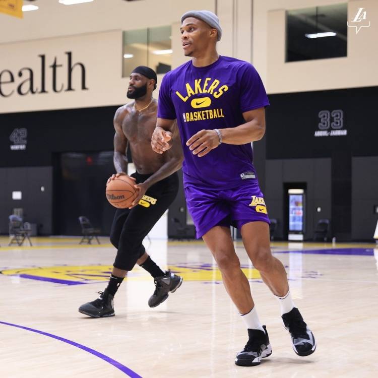 爱德华兹两个赛季投进400记三分，同期第二，仅次于库里（爱德华兹两季累计命中400记三分，同期仅次库里）