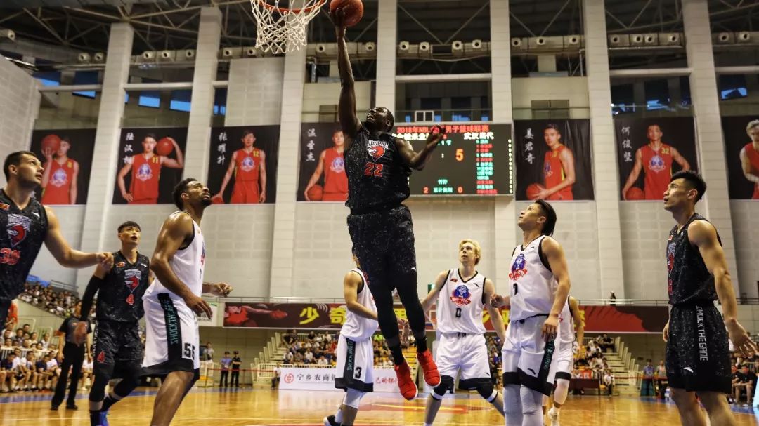 爱德华兹连续第三场缺阵，此前缺席的两场森林狼均取得胜利（爱德华兹将连续第三战缺席，森林狼此前两场在他缺阵时均获胜）