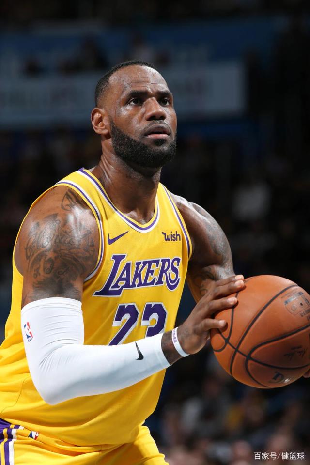 拜仁大胜巩固榜首（拜仁狂胜稳居榜首）