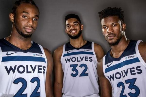 这位前锋的跑动太勤快了（这名前锋的跑动十分积极）