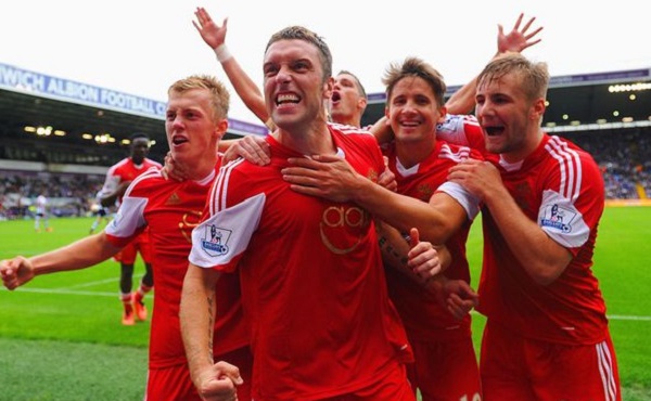 球员倒地救球拼劲十足（球员飞身倒地奋力救球）