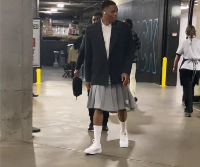 阿斯：维尼修斯希望继续为皇马效力，续约谈判已步入正轨（阿斯：维尼修斯愿留皇马，续约谈判进展顺利）